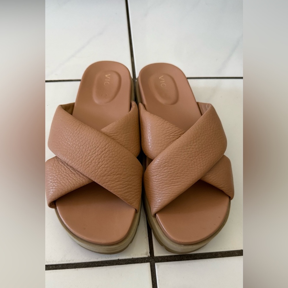 Vionic Vesta Women's Sandals Size 10/ color Tan / Excellent Condition